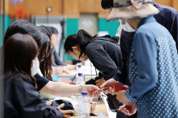 제21대 대통령선거 투표일인 3일 오전 광주 서구 치평동 한 투표소에서 시민들이 투표하고 있다./사진=연합뉴스