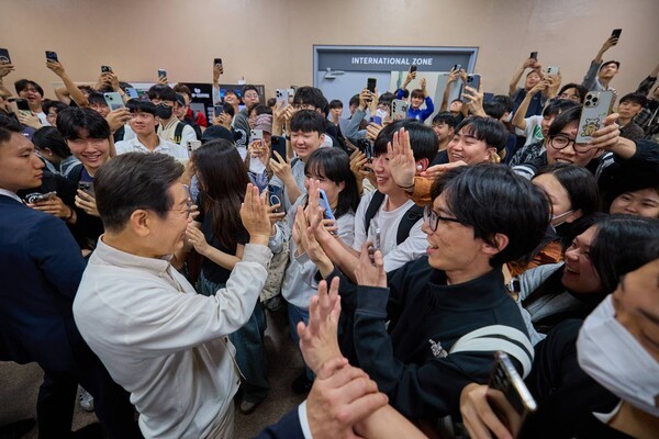 '아주대와 함께하는 대학생 간담회'에서 학생들과 하이파이브하는 이재명 대통령 /사진=1지금은이재명 사진첩