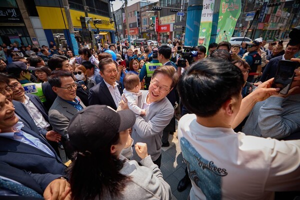 '골목골목 경청투어' 남도문화벨트(화순,강진,해남,영암)에서 아이를 능숙하게 안아주는 이재명 당선인 /사진=1지금은이재명 사진첩
