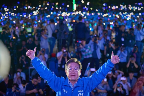 서울 파이널 유세에서 주먹쥔 손을 높이 올려 화답하는 이재명 대통령 /사진=1지금은이재명 사진첩