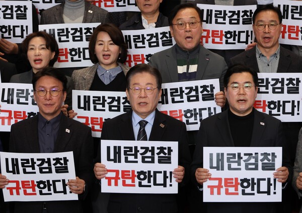 이재명 대통령이 3월 9일 국회에서 비상 의원총회를 마치고 윤석열 석방 검찰을 규탄하는 구호를 외치고 있다. /사진=연합