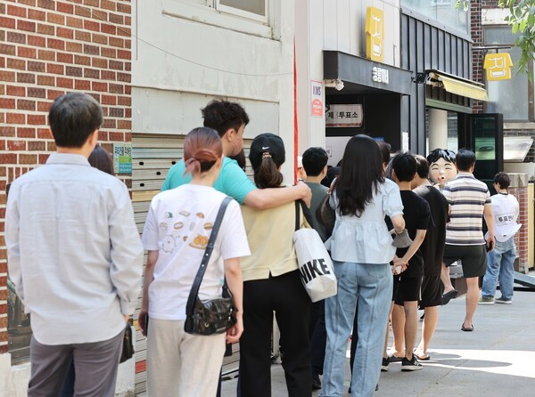 제21대 대통령선거 투표일인 3일 서울 강동구 만화카페 승룡이네에 마련된 투표소에서 시민들이 투표하기 위해 줄을 서서 기다리고 있다./사진=연합뉴스