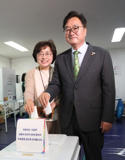 우원식 국회의장은 3일 오전 서울 노원구 한청경로당에 마련된 하계1동제4투표소를 찾아 제21대 대통령선거 투표에 참여했다./사진=국회의장실  