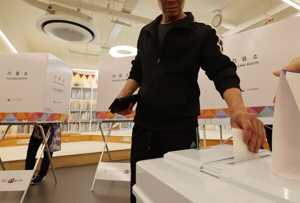 제21대 대통령선거 투표일인 3일 서울 강동구 고분다리시장 내 북카페도서관에 마련된 투표소에서 시민이 투표함에 투표용지를 넣고 있다. /사진=연합뉴스