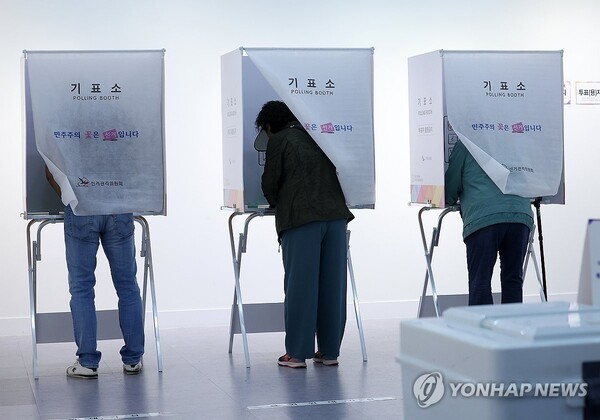 제21대 대통령 선거일인 3일 부산시 부산진구청에 마련된 투표소에서 유권자들이 투표하고 있다./사진=연합뉴스