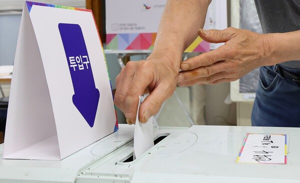 제21대 대통령 선거일인 3일, 울산 지역 투표소에서 재투표 시도, 내부 촬영 등으로 경찰이 출동하는 등 크고 작은 소란이 잇따랐다. / 사진=연합뉴스