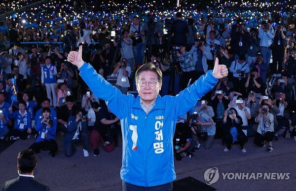 더불어민주당 이재명 대선 후보가 선거를 하루 앞둔 2일 서울 여의도공원 마지막 유세에서 연설을 마친 뒤 시민들에게 인사하고 있다. /사진=연합뉴스