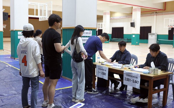 제21대 대통령선거 투표일인 3일 오후 울산 남구 월평초등학교 체육관에 설치된 신정4동 제2투표소에서 유권자들이 투표를 위해 본인 여부를 확인받고 있다./사진=연합뉴스