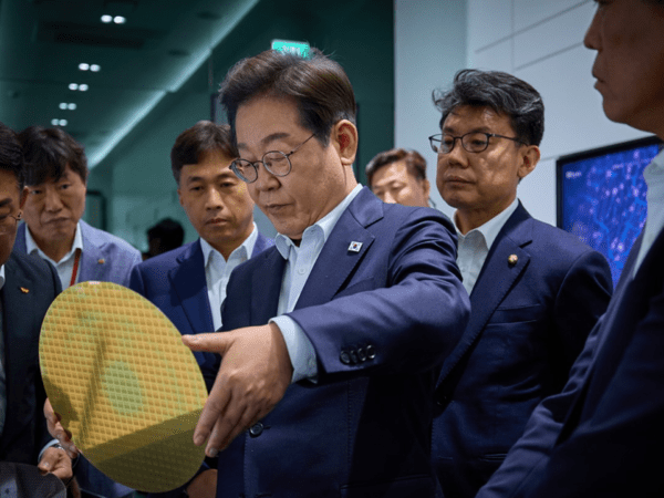 이재명 대통령이 웨이퍼를 살펴보고 있다. /사진=1지금은이재명 사진첩