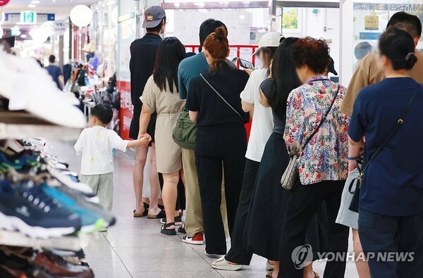  제21대 대통령선거 투표일인 3일 서울 동대문구 한 쇼핑타운에 마련된 장안제1동 제2투표소에서 유권자들이 투표를 하기 위해 줄을 서 있다./사진=연합뉴스