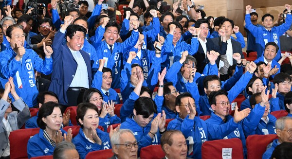 더불어민주당 윤여준·박찬대 상임 총괄선대위원장을 비롯한 공동선대위원장들이 3일 서울 여의도 국회 의원회관에 마련된 제21대 대통령선거 개표상황실에서 출구조사 결과 발표가 나오자 기뻐하고 있다. /사진=연합
