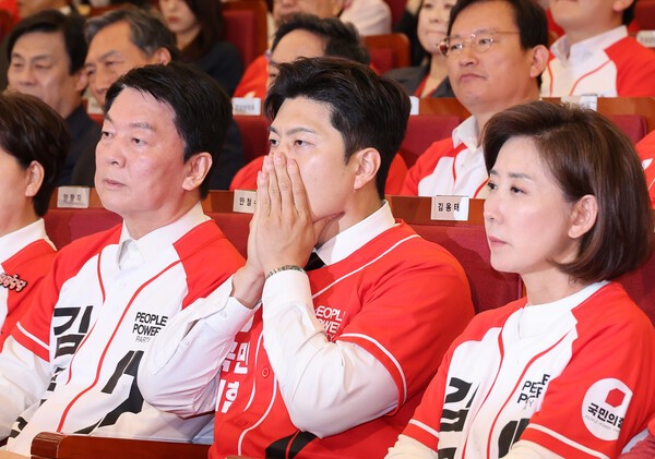 국민의힘 김용태 비상대책위원장이 3일 서울 여의도 국회도서관에 마련된 국민의힘 제21대 대통령선거 개표상황실에서 방송사 출구조사 결과를 지켜보고 있다. /사진=연합