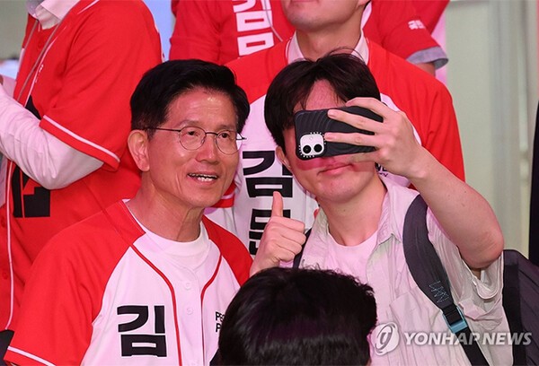 국민의힘 김문수 대선 후보가 지난 2일 서울 마포구 홍익대학교 일대에서 시민들에게 인사를 나누며 기념촬영을 하고 있다. /사진=연합뉴스