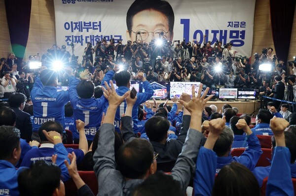더불어민주당 박찬대, 윤여준 상임총괄선대위원장을 비롯한 선대위 관계자들이 3일 국회의원회관 개표상황실에서 제21대 대통령선거 지상파 출구조사 결과에서 이재명 후보가 51.7%로 앞서는 것으로 발표되자 환호하고 있다. / 사진=연합뉴스