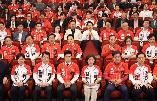국민의힘 김용태 비상대책위원장, 권성동 원내대표, 안철수, 나경원 의원 등이 3일 서울 여의도 국회도서관에 마련된 국민의힘 제21대 대통령선거 개표상황실에서 방송사 출구조사 결과를 지켜보고 있다. / 사진=연합뉴스