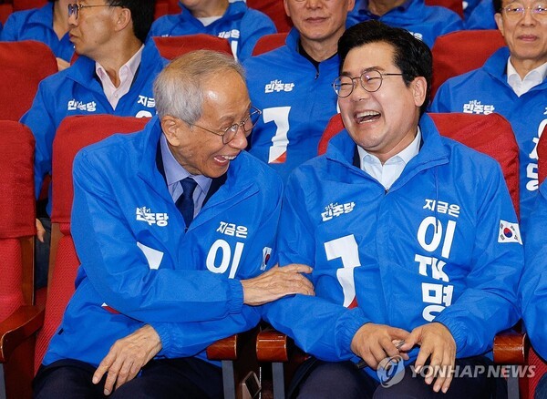 더불어민주당 윤여준(왼쪽), 박찬대 상임총괄선대위원장이 3일 서울 여의도 국회의원 회관 개표상황실에서 제21대 대통령선거 민주당 이재명 후보의 출구조사 승리에 기뻐하고 있다. /사진=연합뉴스