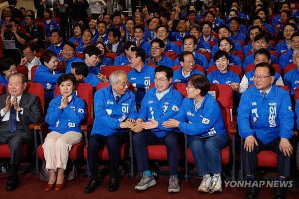 더불어민주당 강금실(왼쪽 두번째부터), 윤여준, 박찬대, 정은경, 김부겸 선대위원장이 3일 서울 여의도 국회의원회관 개표상황실에서 제21대 대통령선거 지상파 출구조사 결과에서 이재명 후보가 51.7%로 앞서는 것으로 발표되자 기뻐하고 있다. /사진=연합뉴스