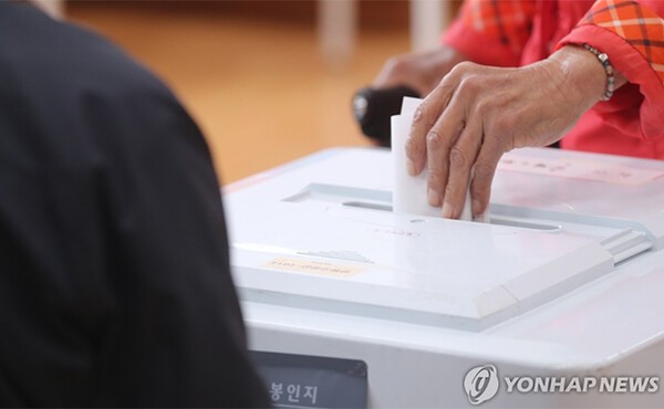 제21대 대통령선거 투표일인 3일 동해안 최북단 마을 강원 고성군 현내면 대진초등학교 명파분교에 마련된 현내면 제4투표소에서 유권자가 투표하고 있다. /사진=연합뉴스