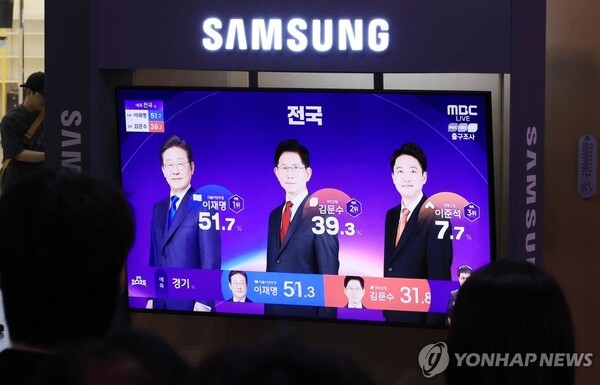 제21대 대통령 선거가 치러진 3일 서울역 대합실에서 시민들이 TV를 통해 선거 출구조사 결과 발표 방송을 지켜보고 있다./사진=연합뉴스