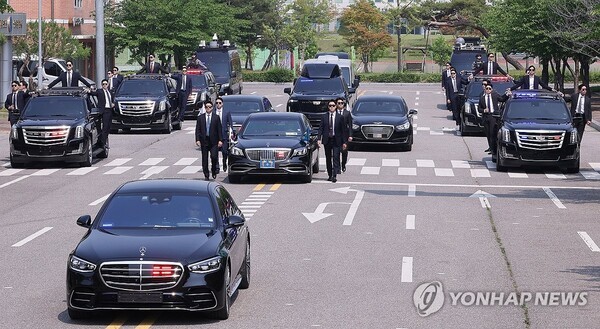 대통령경호처 경호관들이 27일 서울 강서구 경호안전교육원에서 제21대 대통령 취임식을 앞두고 취임식 차량 퍼레이드 훈련을 하고 있다. /사진=연합뉴스