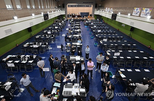 지난 2일 선거관리위원회 직원들과 개표 사무원들이 서울 용산구 신광여고에 마련된 개표소에서 투표지 분류기 최종 모의시험을 하고 있다.  /사진=연합뉴스