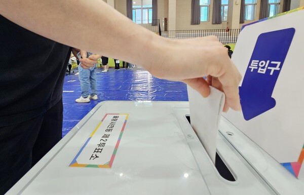 제21대 대통령선거일인 3일 청주여자고등학교에 마련된 투표소에서 시민들이 소중한 한표를 행사하고 있다./사진=연합뉴스