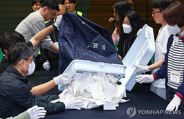 제21대 대통령 선거일인 3일 서울 관악구 서울대학교 체육관에 마련된 개표소에서 개표사무원들이 투표함을 개함하고 있다. /사진=연합뉴스
