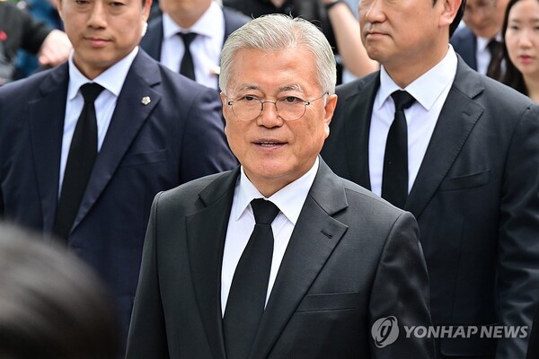 문재인 전 대통령이 지난달 23일 경남 김해시 봉하마을에서 열린 고 노무현 전 대통령 16주기 추도식에 참석하고 있다. /사진=연합뉴스