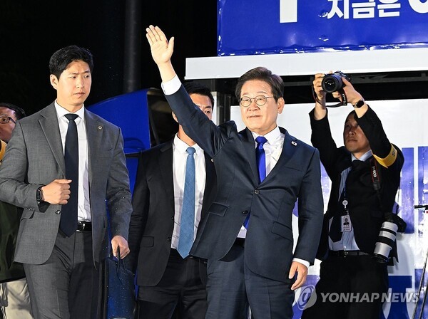 제21대 대통령 당선이 확실시되는 더불어민주당 이재명 대선 후보가 4일 서울 여의도 국회 인근에서 당 주최로 열린 국민개표방송 행사에 참석해 시민들을 향해 인사하고 있다.     /사진=연합뉴스