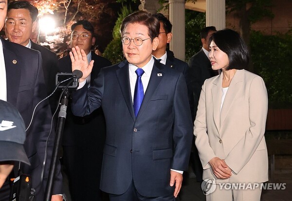 제21대 대통령 선거에서 당선된 이재명 대통령이 배우자인 김혜경 여사와 3일 인천 계양구 자택을 나서며 주민들과 인사하고 있다./사진=연합뉴스