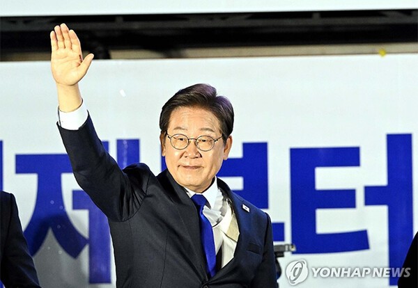 제21대 대통령 당선이 확실시되는 더불어민주당 이재명 대선 후보가 4일 서울 여의도 국회 인근에서 당 주최로 열린 국민개표방송 행사에 참석해 시민들을 향해 인사하고 있다. /사진=연합뉴스