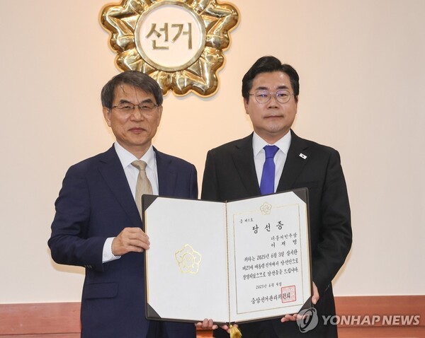 노태악 중앙선거관리위원장(왼쪽)이 4일 경기도 과천시 중앙선관위에서 더불어민주당 박찬대 원내대표에게 이재명 대통령의 당선증을 전달한 뒤 기념촬영하고 있다. /사진=연합뉴스