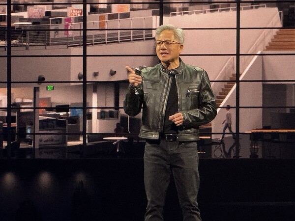 젠슨 황 엔비디아 최고경영자(CEO)가 지난달 19일 대만 타이베이 뮤직센터에서 열린 컴퓨텍스 2025 기조연설에서 발표하고 있다.     /사진=연합뉴스