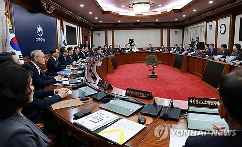 윤석열 정부의 장·차관들이 일괄 사표를 제출했다. 지난 달 28일 이주호 권한대행 주재 마지막 국무회의 모습./사진=연합뉴스