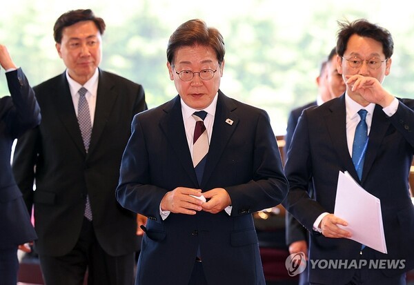 이재명 대통령이 4일 서울 용산 대통령실 청사로 들어서고 있다.     /사진=연합뉴스