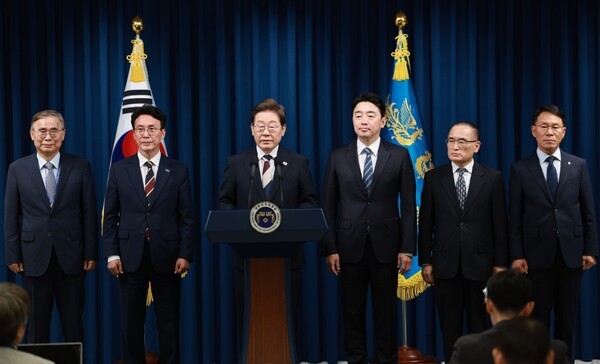 이재명 대통령이 4일 서울 용산 대통령실 청사에서 열린 인사브리핑에서 새 정부 첫 인사를 발표했다. 왼쪽부터 이종석 국정원장 후보자, 김민석 국무총리 후보자, 이 대통령, 강훈식 비서실장, 위성락 안보실장, 황인권 경호처장. / 사진=연합뉴스
