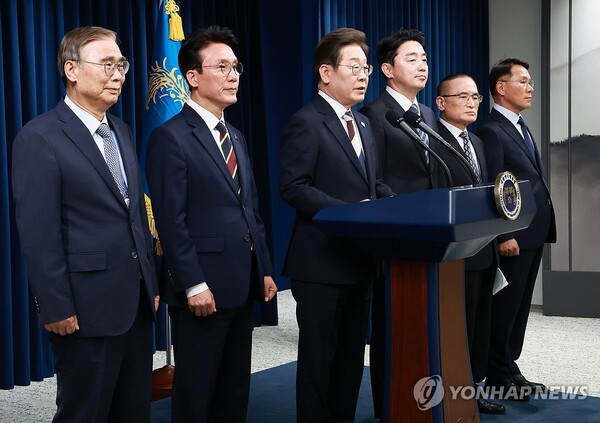 이재명 대통령이 4일 서울 용산 대통령실 청사에서 열린 인사브리핑에서 새 정부 첫 인사 발표를 하고 있다. 왼쪽부터 이종석 국정원장 후보자, 김민석 국무총리 후보자, 이 대통령, 강훈식 비서실장, 위성락 안보실장, 황인권 경호처장.