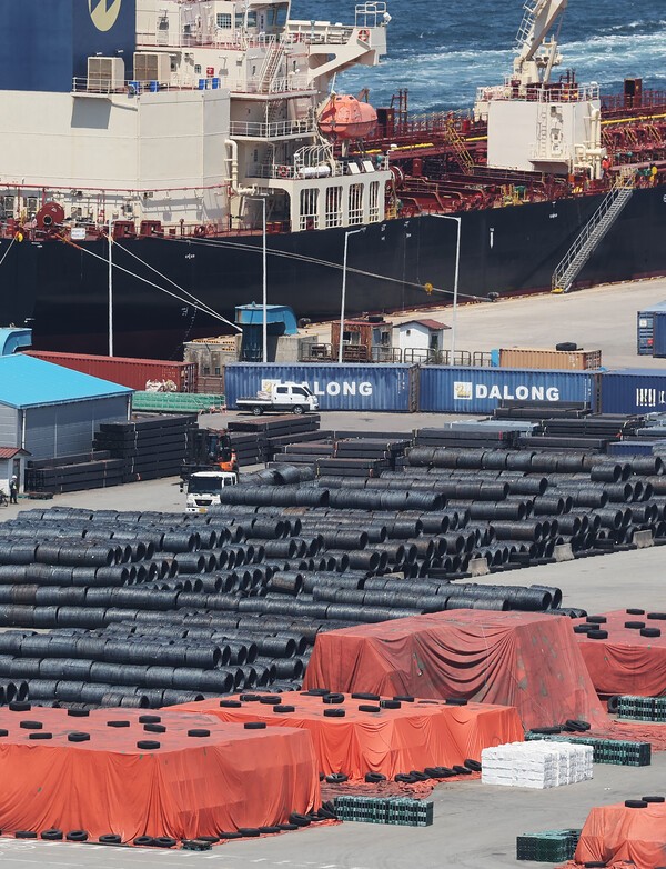 트럼프 대통령이 미국으로 수입되는 외국산 철강·알루미늄 제품에 대해 인상하기로 한 50% 관세가 발효된 4일 경기도 평택항에 철강 제품이 쌓여 있다. /사진=연합