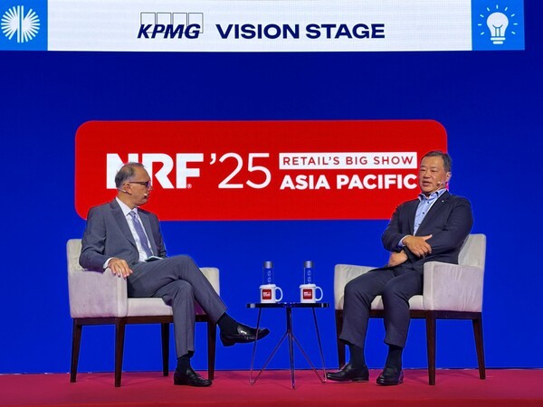김상현 롯데유통군 총괄대표 부회장(오른쪽)이 싱가포르 마리나 베이 샌즈 싱가포르에서 'NRF Big Show APAC  2025'에 참석해  비풀 차울라 페어프라이스 그룹 CEO(왼쪽)과 대담을 나눴다.