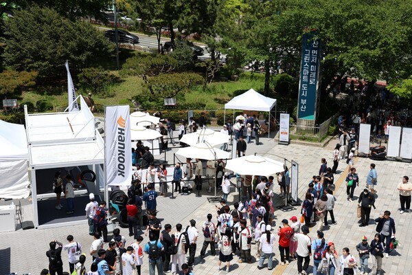 한국타이어가 오는 6~8일 3일간 대구 삼성 라이온즈파크에서 '한국타이어 스트라이크존' 팝업 이벤트를 진행한다고 5일 밝혔다. 사진은 지난 5월 부산 사직 종합운동장에서 개최된 팝업 행사. /사진=한국타이어