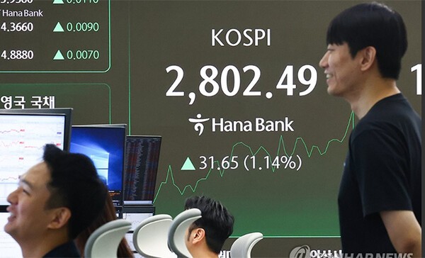 5일 오전 서울 중구 하나은행 본점 딜링룸 현황판에 코스피가 표시돼 있다. /사진=연합뉴스