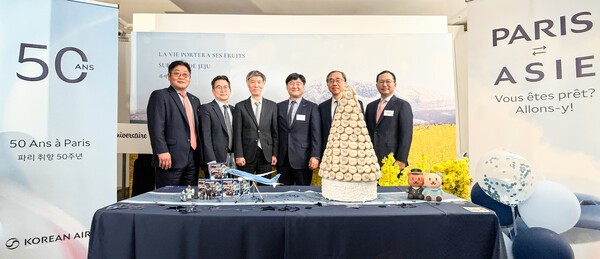 4일(현지시간) 프랑스 파리에서 열린 대한항공 여객 노선 취항 50주년 기념 행사에서 심현준 대한항공 프랑스지점장, 김병지 대한항공 여객영업부담당, 이일열 주프랑스한국문화원장, 최정호 대한항공 영업 총괄 부사장, 문승현 주프랑스한국대사, 장성식 대한항공 구주지역통합담당(왼쪽부터)이 사진을 촬영하고 있다. /사진=대한항공