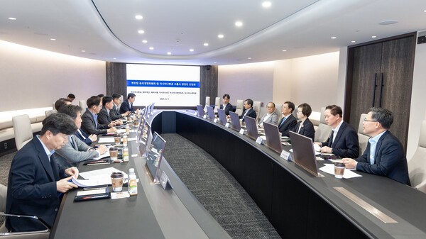 한진그룹은 각 그룹사의 윤리·준법경영 활동을 공유하고 통합·발전 방안을 모색하는 간담회를 진행했다고 5일 밝혔다. 사진은 한진칼 윤리경영위원회 및 아시아나항공 주요계열사의 경영진이 간담회를 진행하고 있다. /사진=한진그룹