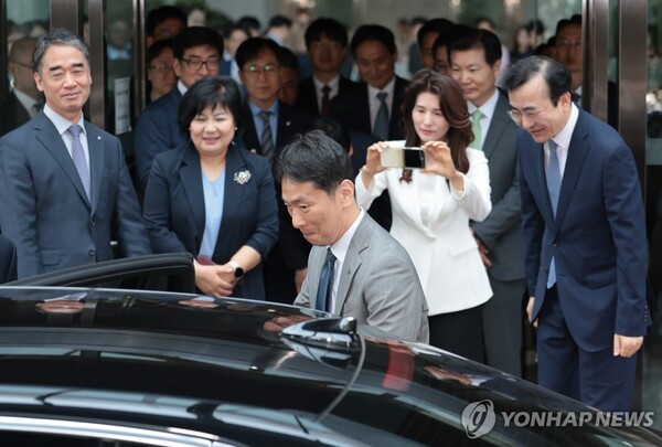 이복현 금융감독원장이 5일 서울 영등포구 금감원에서 이임식을 마친 뒤 차량에 탑승하고 있다. /사진=연합뉴스