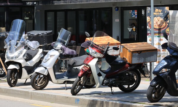지난달 25일 서울 시내 한 음식점 앞에 배달 오토바이가 정차해 있다. /사진=연합뉴스