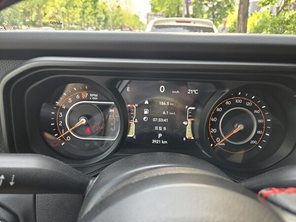 지프 뉴 글래디에이터 계기판. 186키로를 주행 후 연비 6.1을 기록했다. /사진=김동하 기자