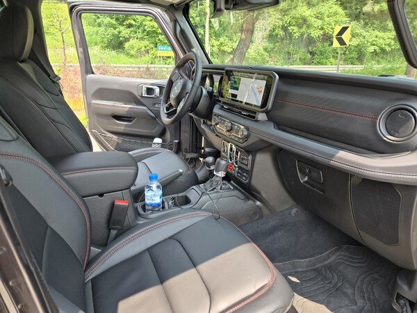 지프 뉴 글래디에이터 1열 인테리어. /사진=김동하 기자