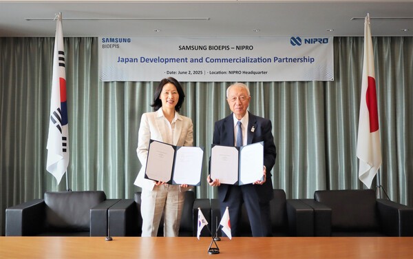 삼성바이오에피스 김경아 사장(왼쪽)과 니프로 코퍼레이션 사노 요시히코 사장이 파트너십 계약을 체결하고 기념 사진을 촬영하고 있다. /사진=삼성바이오에피스