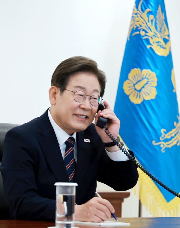 이재명 대통령이 9일 서울 용산 대통령실 청사 집무실에서 이시바 시게루 일본 총리와 전화 통화를 하고 있다./사진=연합뉴스