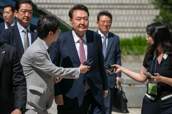 12·3 비상계엄 사태를 수사 중인 경찰이 윤석열 전 대통령에게 오는 12일 출석해 조사를 받으라고 통보했다. 윤석열 전 대통령이 9일 서울 서초구 서울중앙지방법원에서 열린 내란 우두머리 혐의·직권남용 권리행사 방해 혐의 사건 6차 공판에 출석하고 있다. /사진=연합뉴스